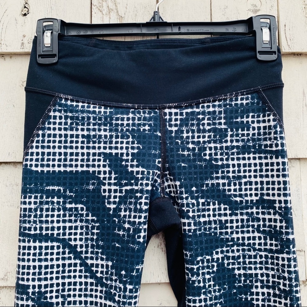 Under Armour HeatGear Fitted Cropped Leggings - Picture 2 of 5